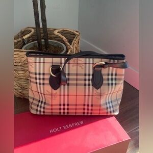 👜👜 Like New Burberry checkmark purse